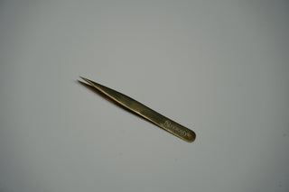 Pinza fina de ceja dorada